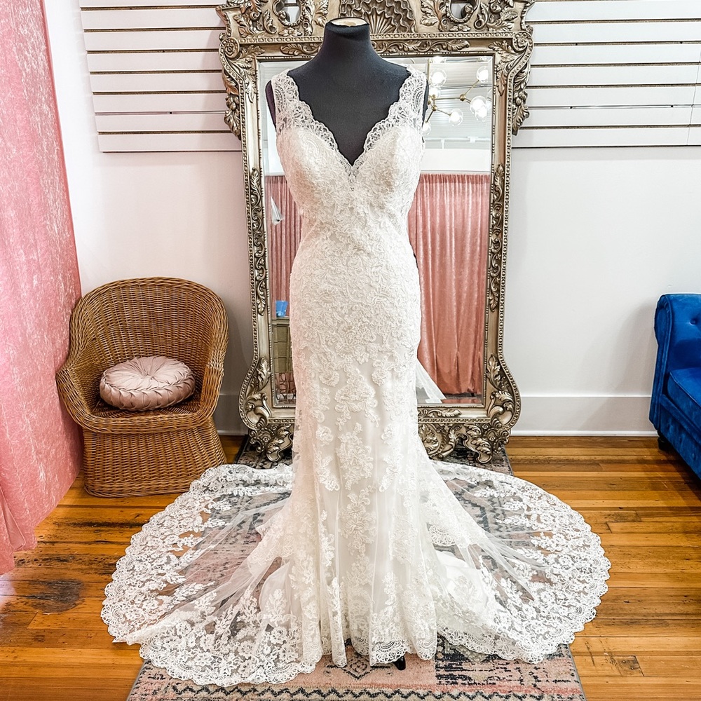 Brand new Allure #2956, lace wedding dress, wedding gown size 14, lace train